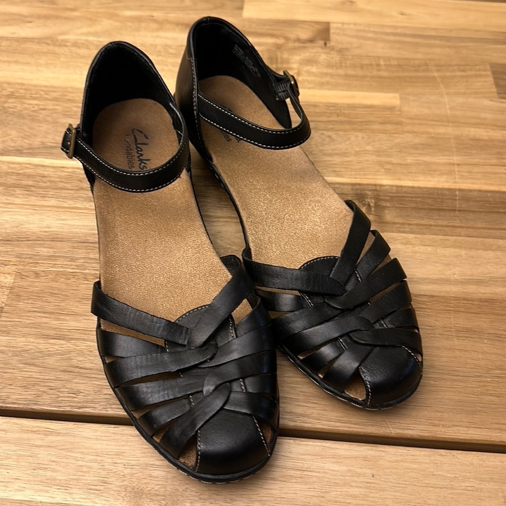 CLARKS shoes - Picture 2 of 6